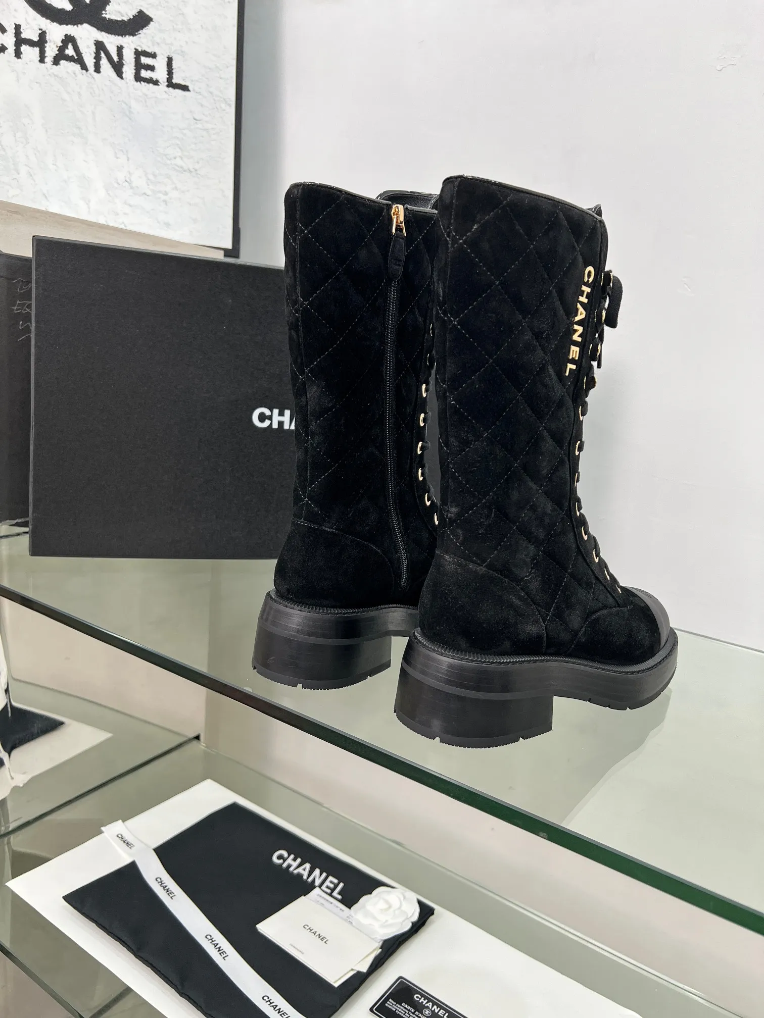👟👟Ex-factory price 840👟👟 2025CHANEL I finally own this pair of Chanel diamond boots💫 Classic diamond pattern with black and white color, fashionable and high-end, and the thick sole is super stable for walking~ It instantly turns into a fashionable and cool cover when you put it on. Who knows the charm of Fragrant Grandma? When I was asked about the link while shopping, I was so happy🥳 Fabric: sheepskin, cow suede Lining: sheepskin Color: black white apricot Code number: 5-40 (41 customized)